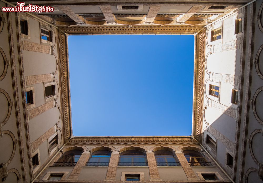 Immagine Lo scorcio dal basso di un'antica dimora nel centro storico di Terni, Umbria.
 
