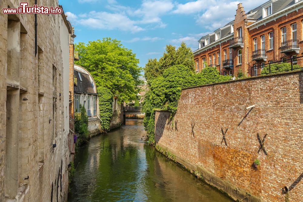 Immagine Lo scorcio di un canale nel centro di Leuven, Belgio. La città si trova nella provincia del Brabante fiammingo, nella regione delle Fiandre.