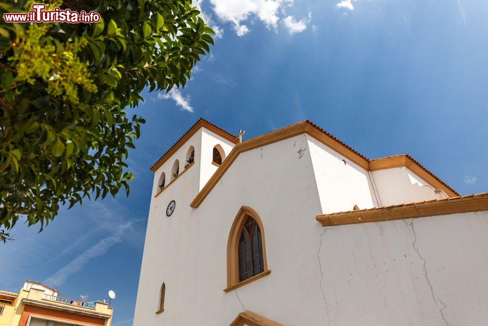 Immagine Lo scorcio di una chiesa nel centro medievale di Tortosa, Spagna.