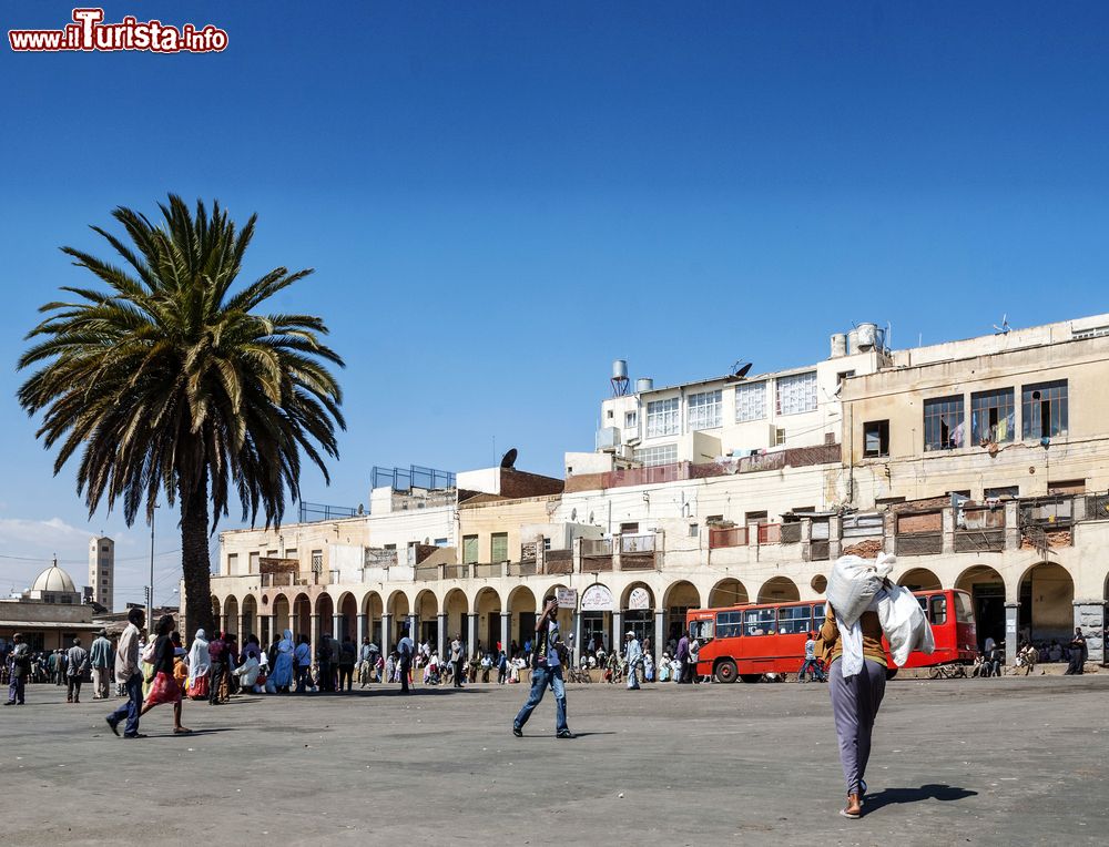 Immagine Lo scorcio di una strada di Asmara, Eritrea, in cui si svolge il bel mercato cittadino. Si tiene quasi tutti i giorni nei pressi del quartiere a sud di Menelik Avenue.