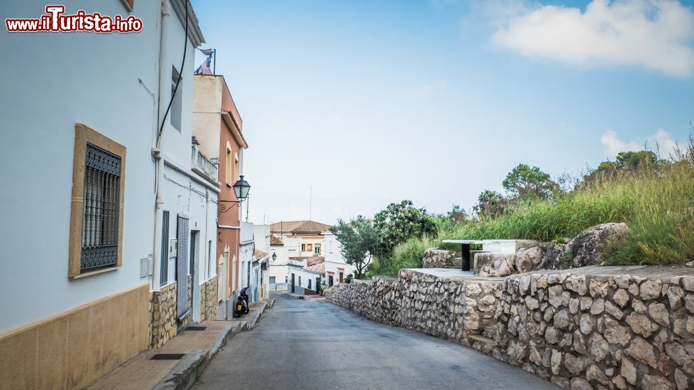 Immagine Lo scorcio di una viuzza del paesino di Oliva, Spagna. Questa località possiede un piccolo centro storico ben conservato.