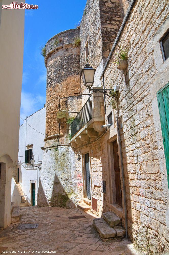 Immagine Lo scorcio di un'antica torre in pietra in un vicolo di Ceglie Messapica, Salento, Puglia - © Mi.Ti. / Shutterstock.com