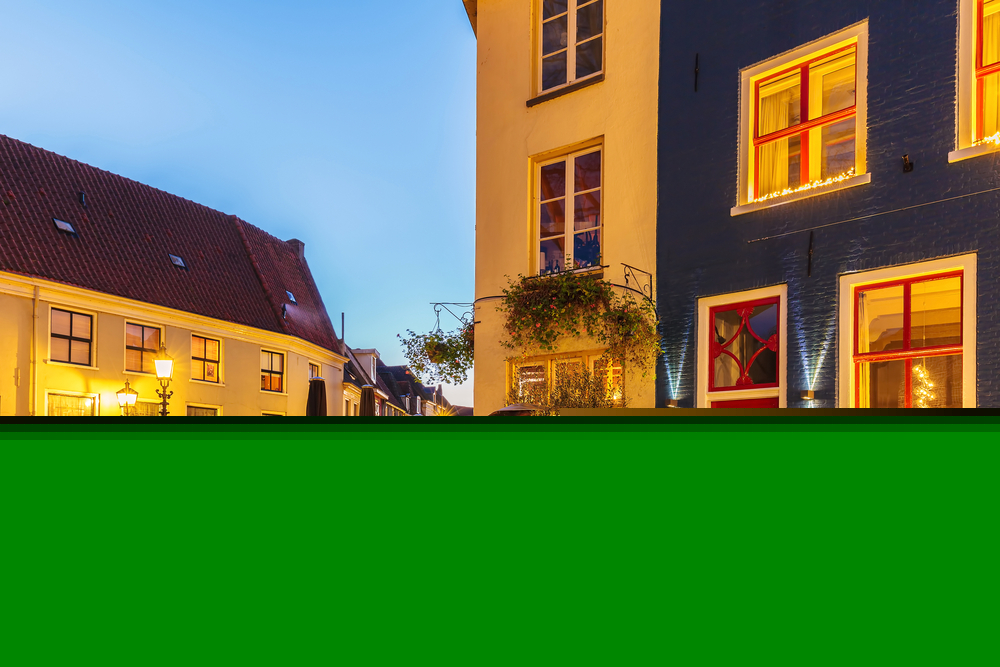 Immagine Lo scorcio panoramico di una via cittadina con case e ristorantini a Doesburg, Olanda.