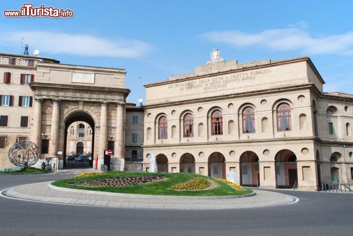 Immagine Lo Sferisterio e Porta Picena: siamo in centro a Macerata nelle Marche - © Drimi / Shutterstock.com