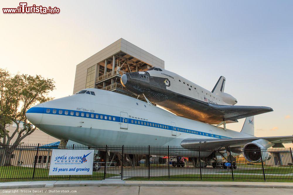 Immagine Lo shuttle in Independence Plaza allo Space Center Houston, Texas, al tramonto  - © Tricia Daniel / Shutterstock.com