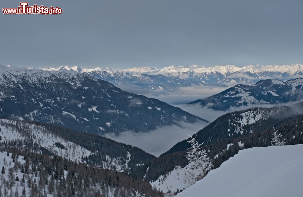 Immagine Lo ski resort di St. Oswald - Bad Kleinkircheim in Carinzia, Austria, al calar del sole.
