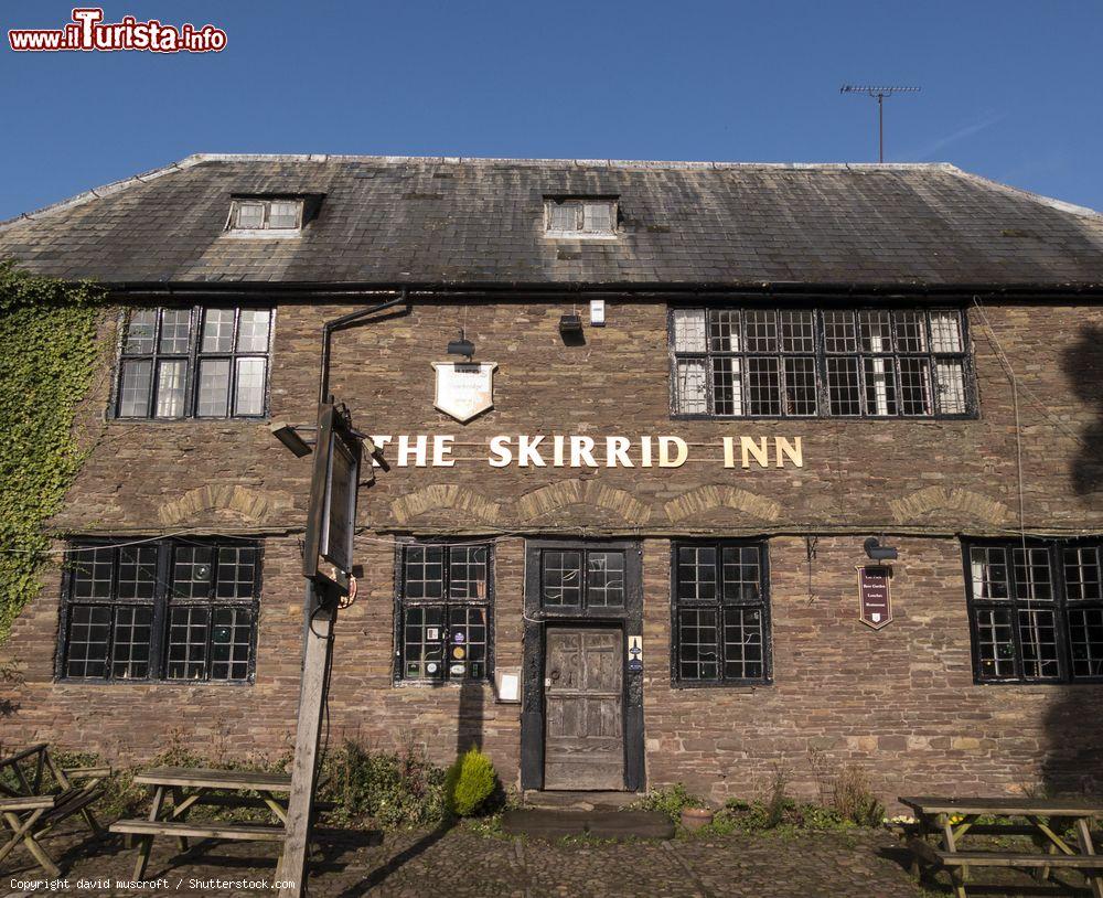 Immagine Lo Skirrid Pub, datato attorno al 1100, è considerato il più antico pub del Galles, Abergavenny, UK - © david muscroft / Shutterstock.com