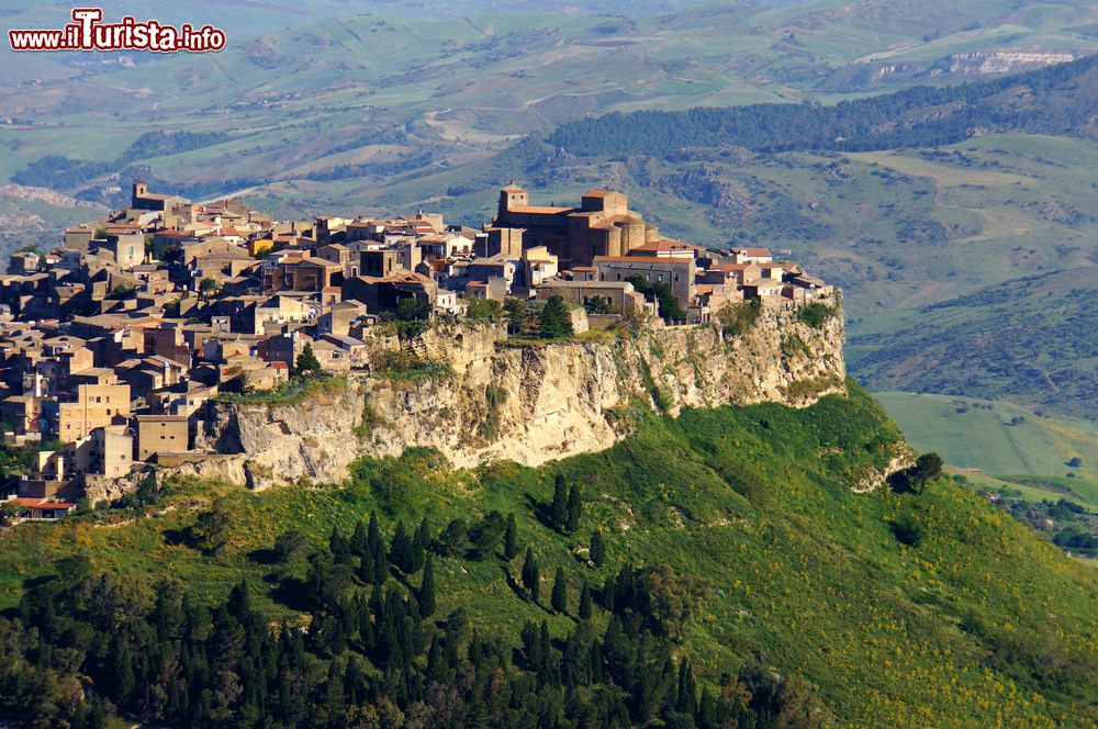 Immagine Lo spettacolare borgo siciliano di Calascibetta, siamo vicino ad Enna nel cuore della regione