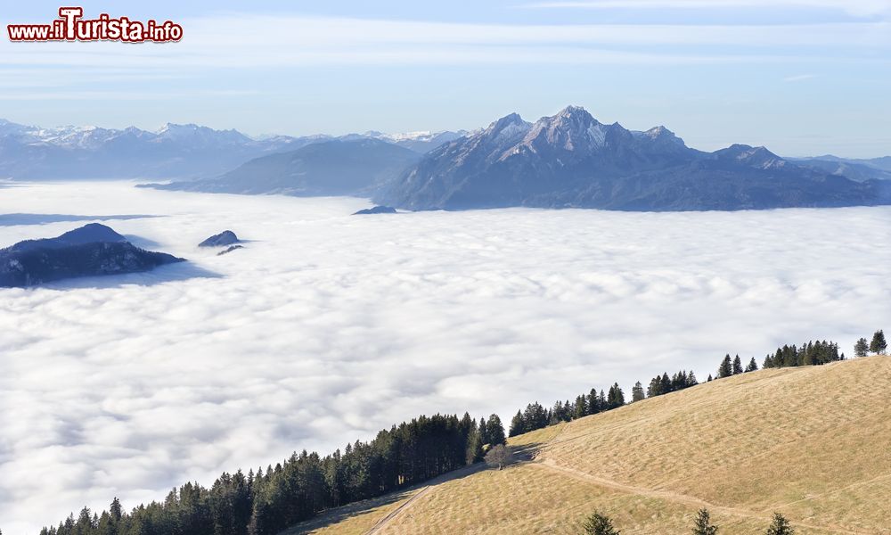 Immagine Lo spettacolare panorama dal monte Rigi, Svizzera. In inverno, la vista sul gigante mare di nebbia è un'esperienza unica.