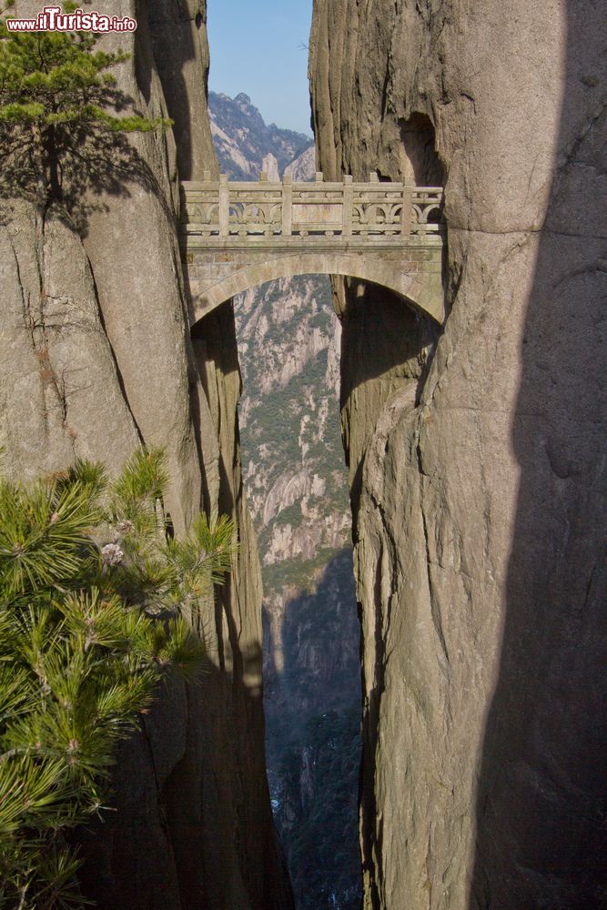 Immagine Lo spettacolare ponte sui monti Huangshan, Cina: dal 1990 quest'area montuosa è stata inserita fra i patrimoni dell'umanità dall'Unesco.