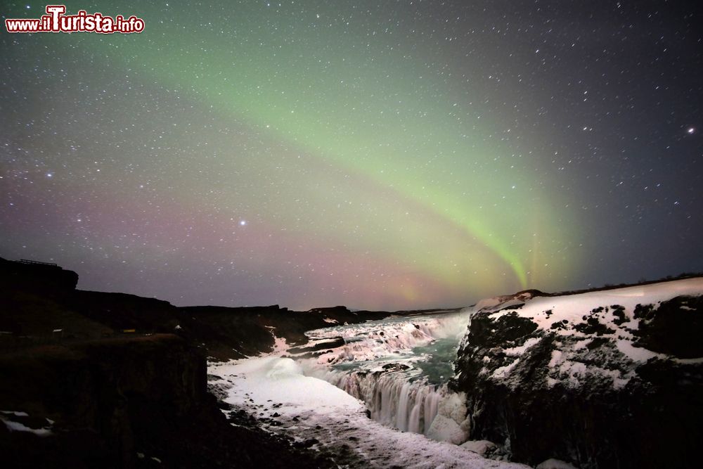 Immagine Lo spettacolo dell'Aurora Boreale in Islanda, sopra alla Cascata Gullfoss