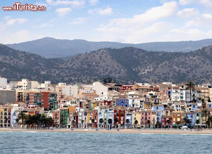Immagine Lo spettacolo delle case di Vila Joiosa in Costa Blanca, Spagna. Siamo non lontano da Alicante, città del sud della Spagna al centro di una grande baia.