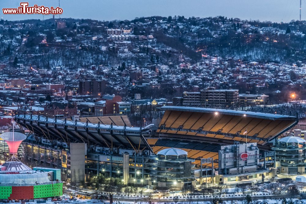 Immagine Lo stadio di Pittsburgh (Pennsylvania) illuminato di sera. Inaugurato nel 2001, ospita fino a 68.400 persone.