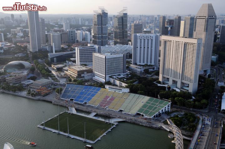 Immagine Lo stadio galleggiante di Marina Bay a Singapore. Questa struttura, nota anche come "The Float" è la più grande piattaforma al mondo di questo genere ed è utilizzata per ospitare svariati sport e spettacoli. E' stato costruito interamente in acciaio, misura 120 metri per 83 e può sopportare sino a 1070 tonnellate, l'equivalente di 9 mila persone - © Sonja Vietto Ramus