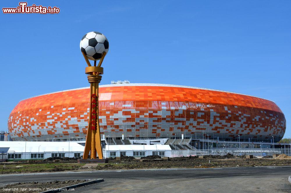 Immagine Lo stadio "Mordovia Arena" costruito per la Coppa del Mondo di Calcio del 2018 a Saransk. Sorge nella pianura del fiume Insar: la sua forma ricorda quella di una sfera solare rossa, simbolo della Mordovia raffigurato sulal bandiera della repubblica  - © Igor Drondin / Shutterstock.com