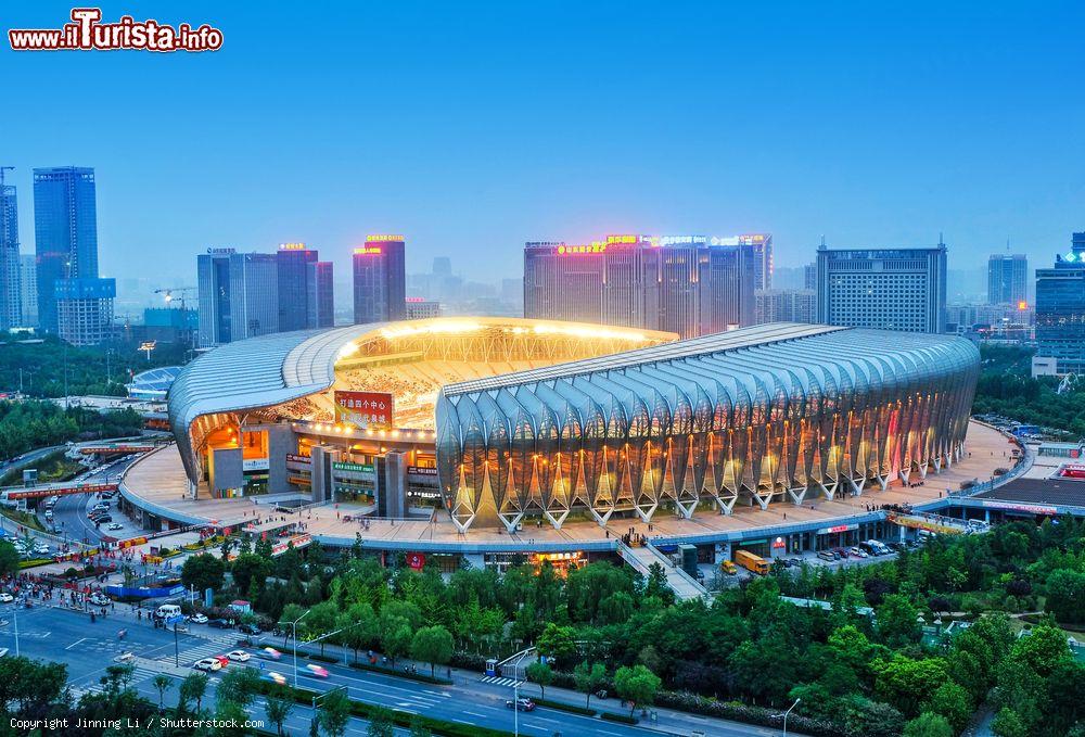 Immagine Lo stadio olimpico di Jinan, Cina, fotografato all'imbrunire. Lo Jinan Olympic Sports Center Stadium ha una capienza di 60 mila posti - © Jinning Li / Shutterstock.com