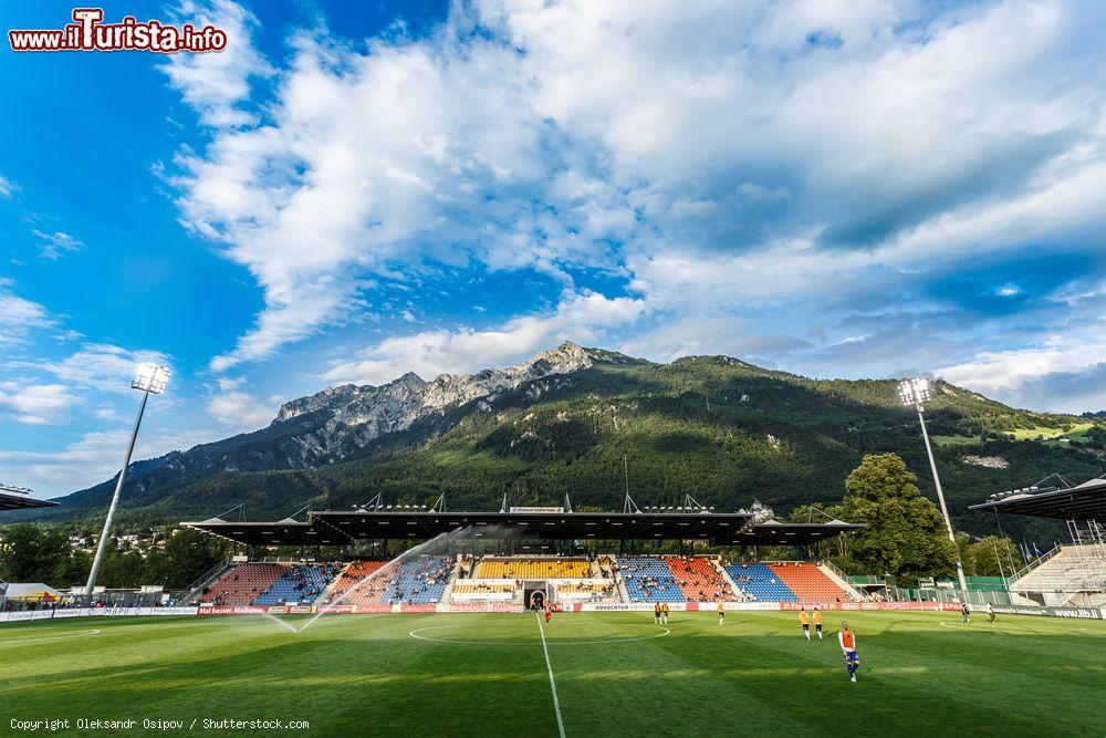 Immagine Lo stadio Rheinpark di Vaduz, Liechtenstein. Ospita le partite dell'FC Vaduz e della nazionale di calcio. Inaugurato nel 1998, ha una capacità di 6127 posti a sedere. Si trova a pochi metri dal confine con la Svizzera - © Oleksandr Osipov / Shutterstock.com
