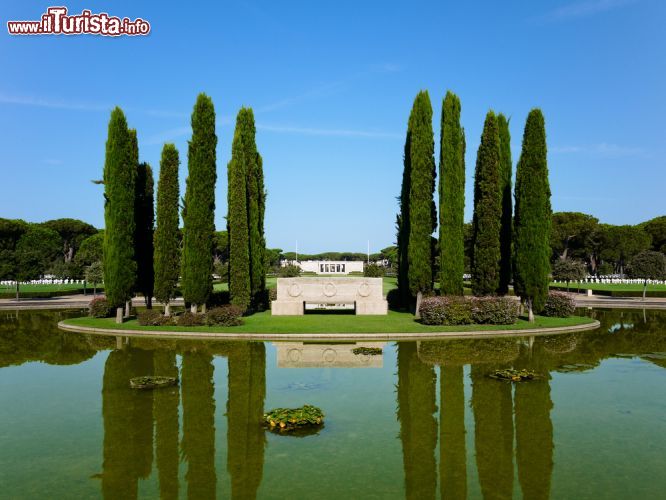 Immagine Lo stagno del Cimitero Militare Americano di Nettuno, Lazio. Situato in piazzale Kennedy,  il cimitero ospita le salme dei soldati statunitensi scomparsi durante la campagna d'Italia della Seconda Guerra Mondiale © Gianluca Rasile / Shutterstock.com