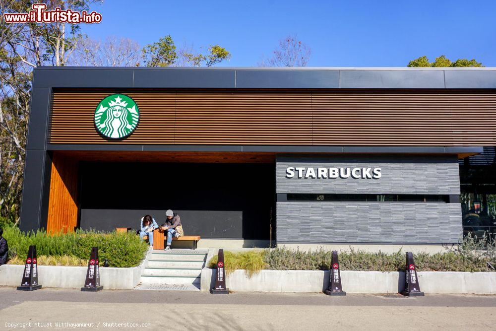 Immagine Lo Starbucks Coffe Shop al parco del castello di Osaka, Giappone - © Atiwat Witthayanurut / Shutterstock.com