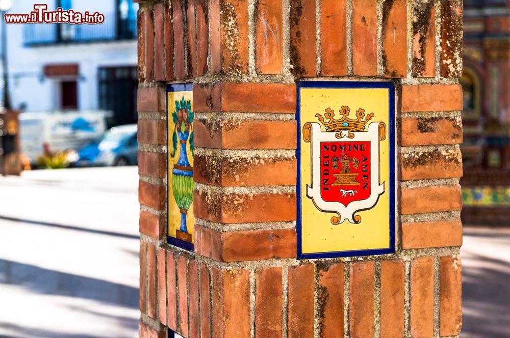 Immagine Lo stemma della città di Vejer de la Frontera, Spagna. Roporta la scritta "In dei nomine amen".