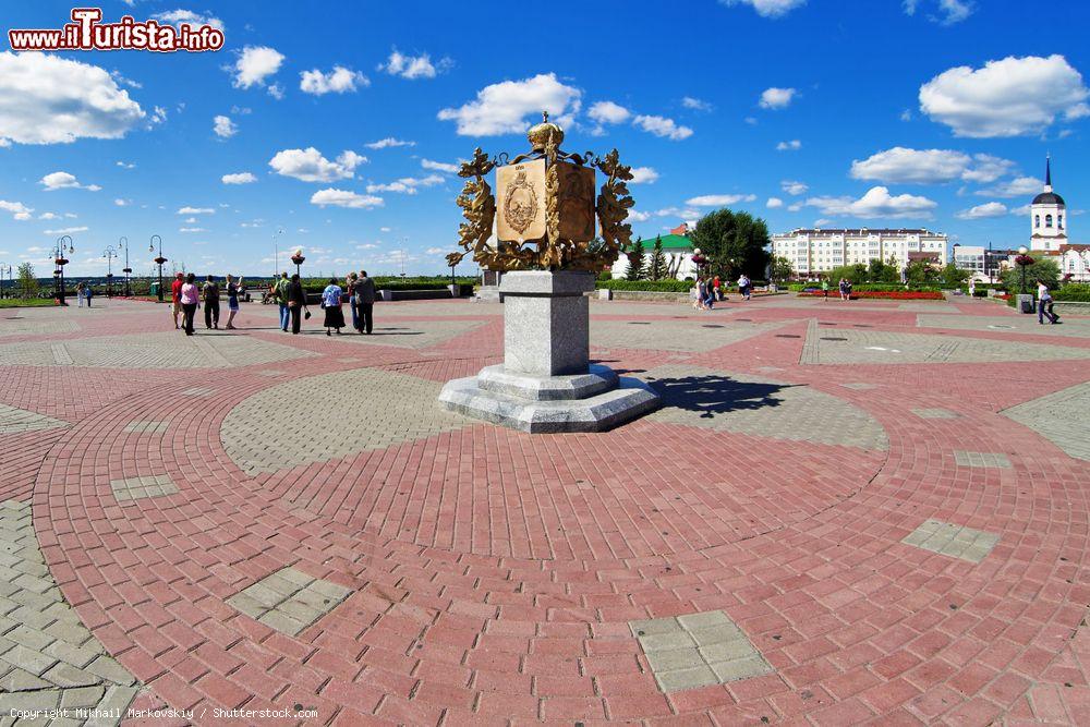 Immagine Lo stemma di Tomsk nella Piazza Lenin, inaugurato in occasione del 400° anniversario della fondazione della città - © Mikhail Markovskiy / Shutterstock.com