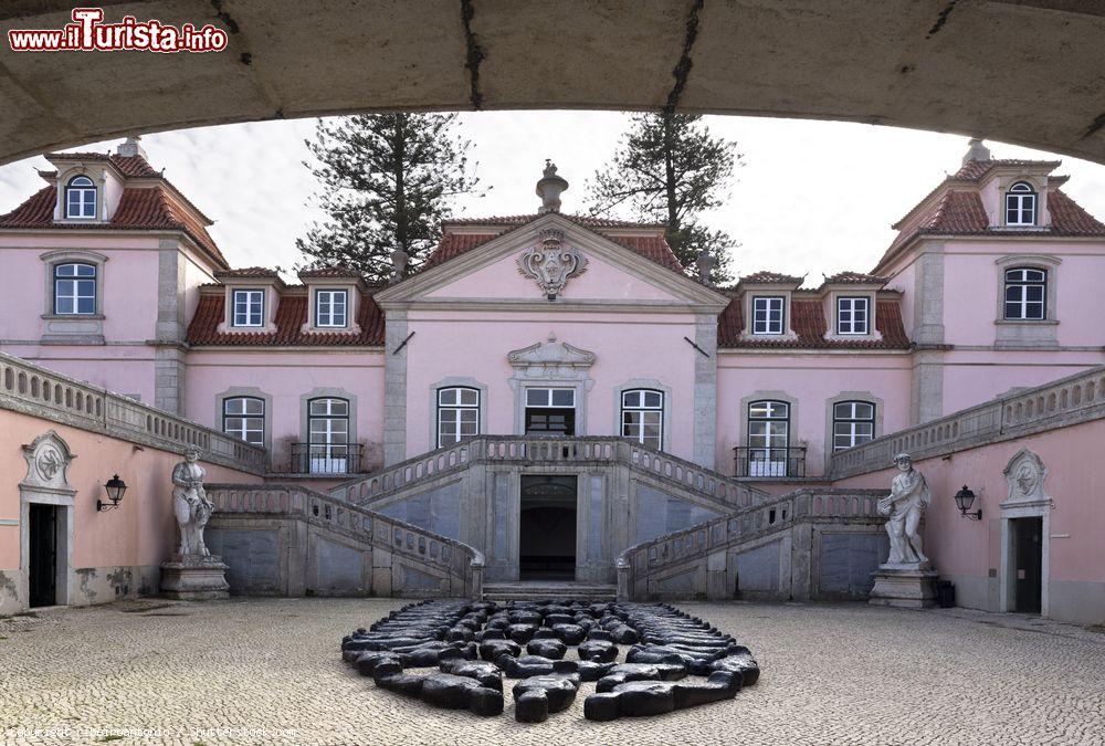 Immagine Lo stile barocco e rococo del maniero del XVIII° secolo a Oeiras, Portogallo - © ribeiroantonio / Shutterstock.com