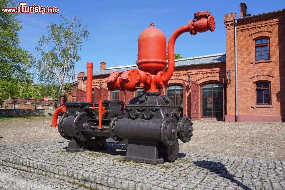 Immagine Lo storico edificio dei Vigili del Fuoco a Lodz, Polonia. Un dettaglio dell'architettura decorativa di questo palazzo trasformato nella sede dei pompieri  - © Mariola Anna S / Shutterstock.com