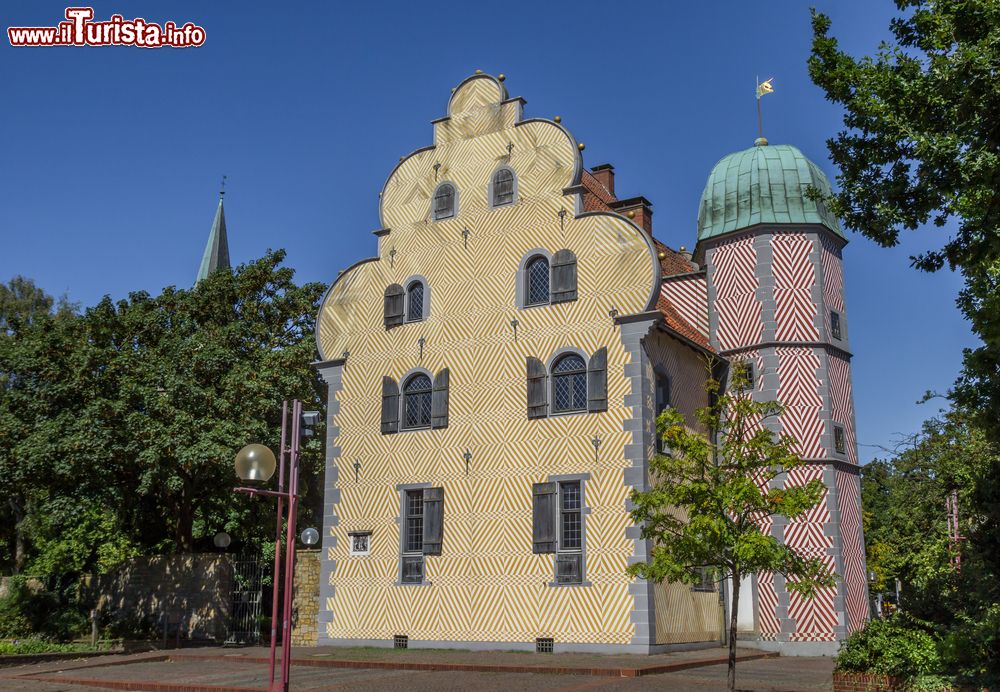 Immagine Lo storico edificio del Ledenhof nel centro di Osnabruck, Germania. Appartenuta all'influente famiglia Leden, da cui ha preso il nome, oggi questa elegante costruzione borghese ospita l'ufficio letterario della Bassa Sassonia occidentale oltre che la fondazione tedesca per la ricerca della pace. Al suo interno si svolgono numerosi eventi di carattere culturale e artistico. 