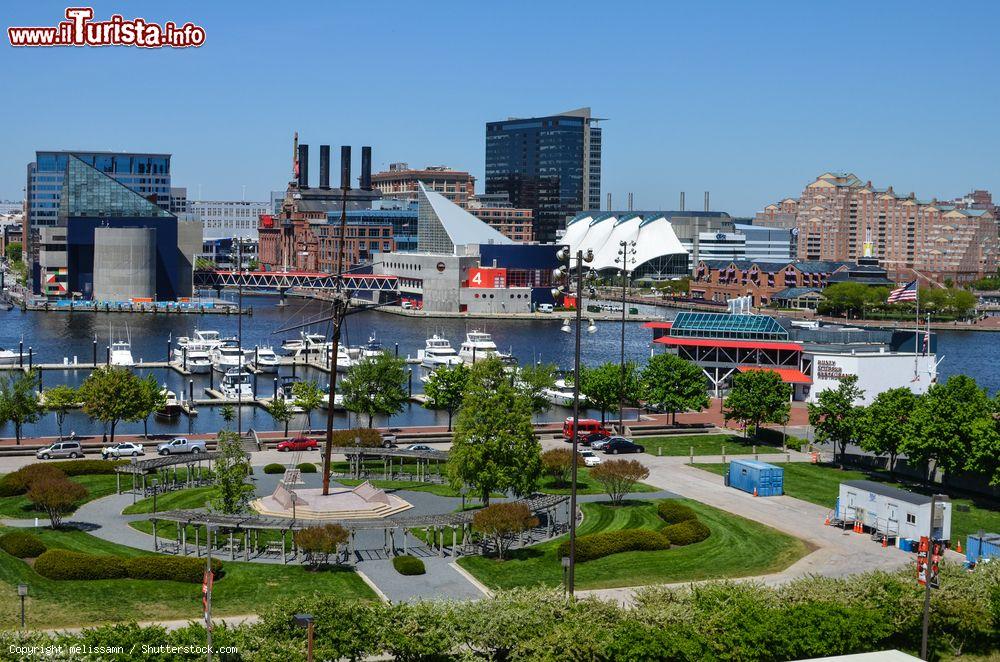 Immagine Lo storico Inner Harbor di Baltimora, Maryland, visto dal Federal Hill Park (Stati Uniti d'America). Il Federal Hill Park si estende per circa 10 acri e si trova sulla sponda meridionale del porto interno; offre alcuni dei più suggestivi panorami della città  - © melissamn / Shutterstock.com