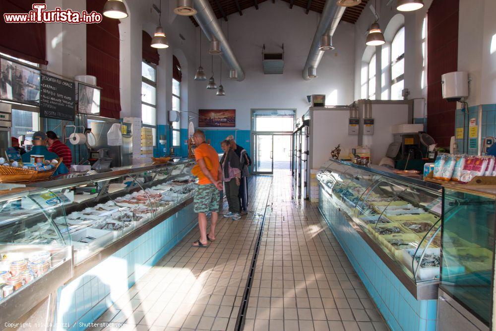 Immagine Lo storico mercato del pesce di Cesenatico in Emilia-Romagna - © silvia.cozzi / Shutterstock.com