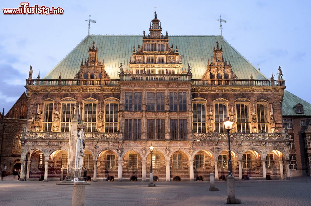 Immagine Lo storico Muncipio di Brema in Germania fotografato poco dopo il tramonto