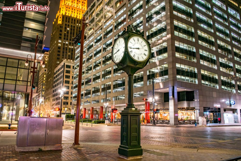 Immagine Lo storico orologio all'incrocio di Main Street e Texas Street a Houston, Texas, fotografato di notte.