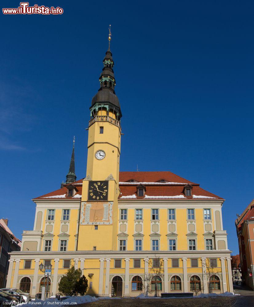 Immagine Lo storico Palazzo Municipale di Bautzen, Germania, con la torre dell'orologio - © Jan Pohunek / Shutterstock.com