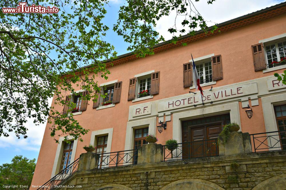 Immagine Lo storico Palazzo Municipale di Fontaine-de-Vaucluse, Provenza, Francia - © Eleni Mavrandoni / Shutterstock.com