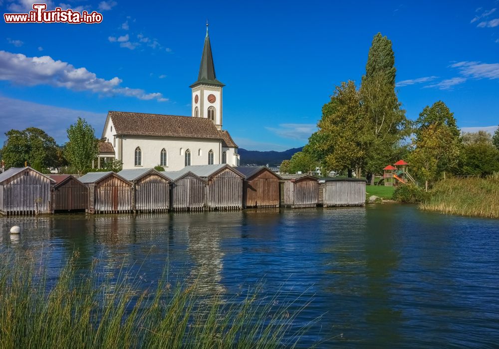 Immagine Lo storico villaggio di Busskirch sulle sponde del lago di Zurigo a Rapperswil-Jona, Svizzera.