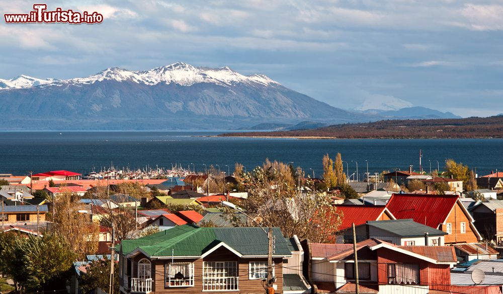 Immagine Lo Stretto di Magellano, Puerto Natales, Patagonia. E' il più importante passaggio naturale fra l'Oceano Pacifico e l'Atlantico anche se il transito è considerato difficile per via del clima inospitale e della ristrettezza.
