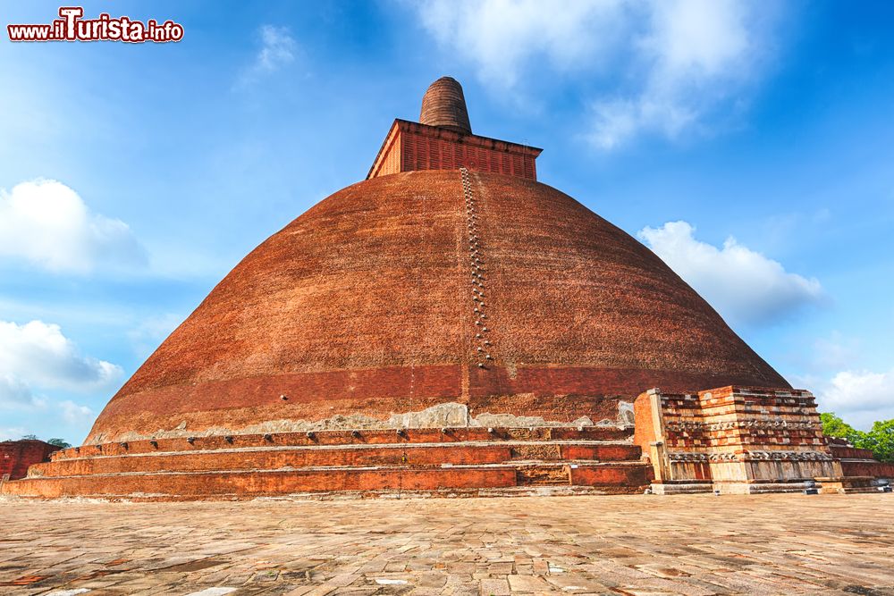 Immagine Lo stupa di Jetavanaramaya fra le rovine di Jetavana nella città di Anuradhapura, Sri Lanka. Questo monumento sacro accoglie una reliquia: si tratta di una fascia o cintura appartenuta al Buddha.