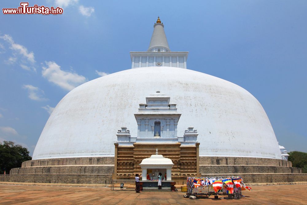 Immagine Lo stupa di Ruvanvelisaya, Anuradhapura, Sri Lanka.