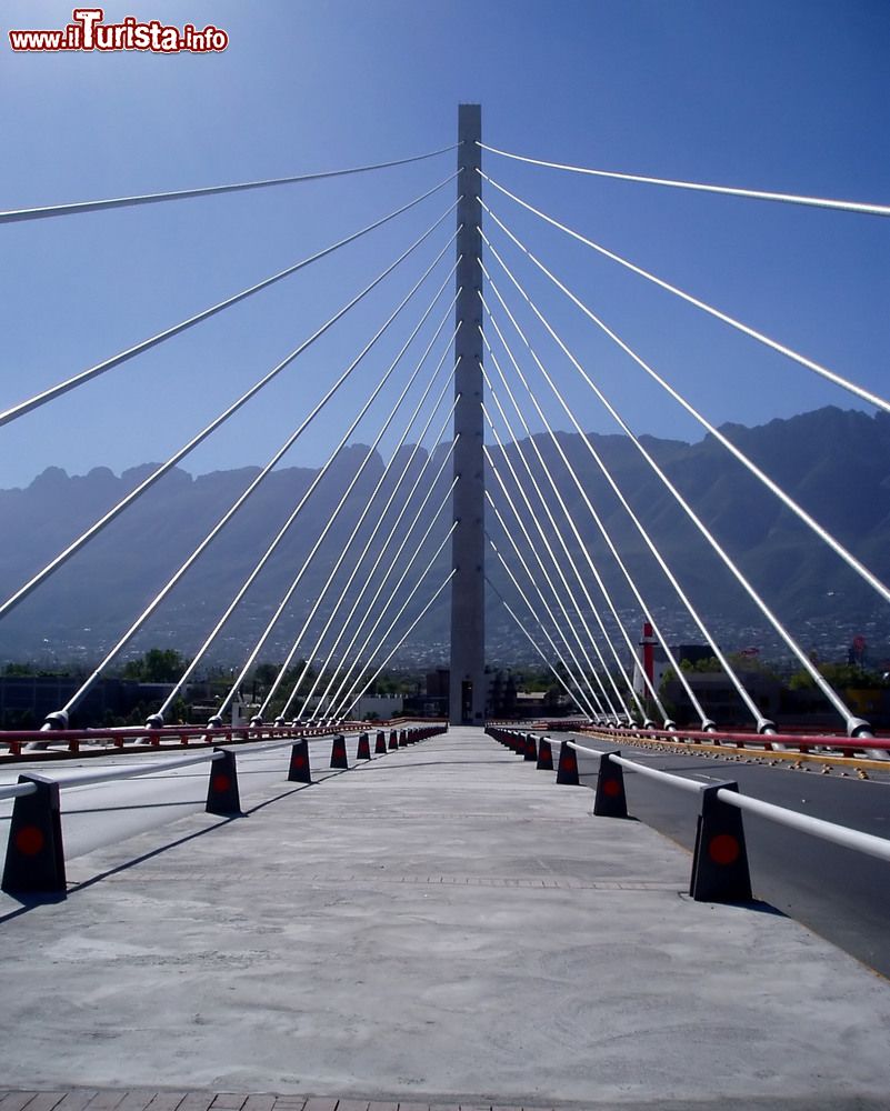 Immagine Lo United Bridge di Monterrey, Messico. Simbolo della capitale, questo ponte a forma di arpa è alto 134 metri. Inaugurato nel 2003, è di colore bianco candido.