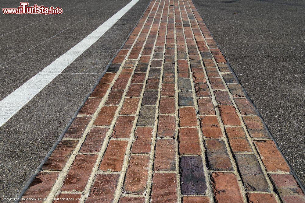 Immagine Lo Yard of Bricks all'Indianapolis Motor Speedway, Indiana (USA). Nel 1909 oltre 3 milioni di mattoncini vennero posizionati sulla superficie della pavimentazione - © Jonathan Weiss / Shutterstock.com