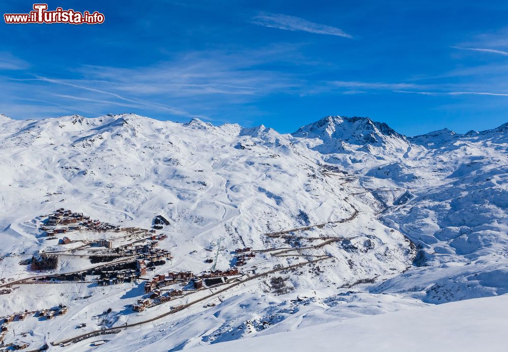 Immagine Lo zig zag di una suggestiva strada del villaggio di Les Menuires, Val Thorens, Francia.