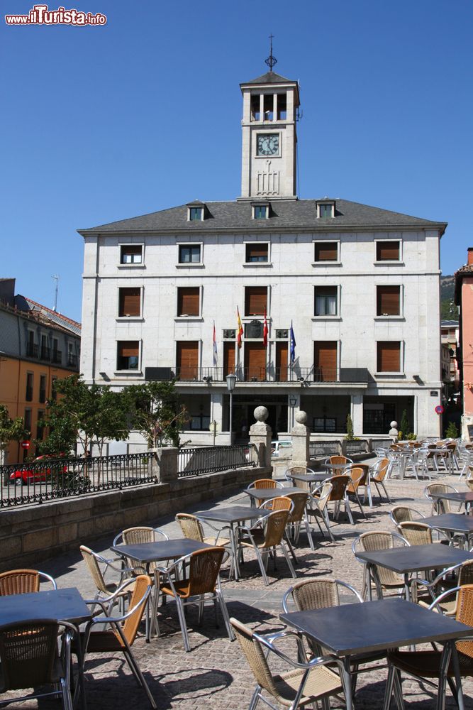 Immagine Locali all'aperto nel centro di San Lorenzo de El Escorial con il Palazzo Municipale sullo sfondo, Madrid (Spagna).