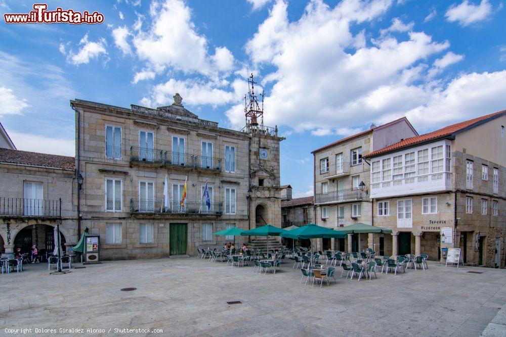 Immagine Locali con tavolini all'aperto nella piazza di Ribadavia, cittadina medievale della Spagna - © Dolores Giraldez Alonso / Shutterstock.com