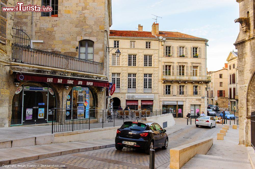 Immagine Locali e attività commerciali nel centro di Perigueux, Francia - © Anton_Ivanov / Shutterstock.com