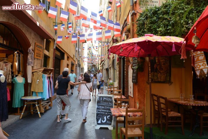 Immagine Locali e negozi nella città vecchia di Nizza, Francia. Le strette stradine della parte antica di Nizza rappresentano la zona più pittoresca da cui vale la pena iniziare un tour alla scoperta di questa città della Costa Azzurra.