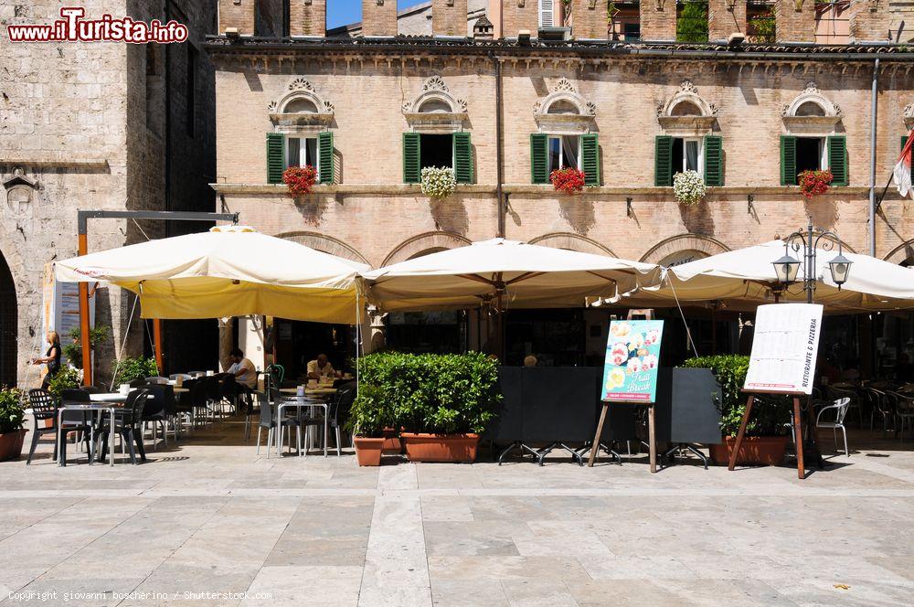 Immagine Locali in Piazza del Popolo a Ascoli Piceno, Marche, Italia. Su questa piazza in stile rinascimentale, fra le più note di tutt'Italia, si affacciano ristoranti e bar con dehors - © giovanni boscherino / Shutterstock.com