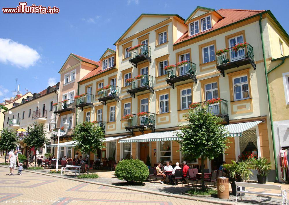 Immagine Locali nel centro di Frantiskovy Lazne, Repubblica Ceca - © Andrea Seemann / Shutterstock.com