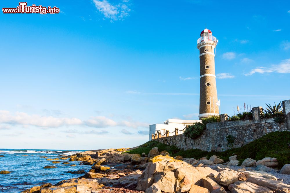 Immagine L'oceano e la costa rocciosa a José Ignacio, nei pressi di Punta del Este, Uruguay.