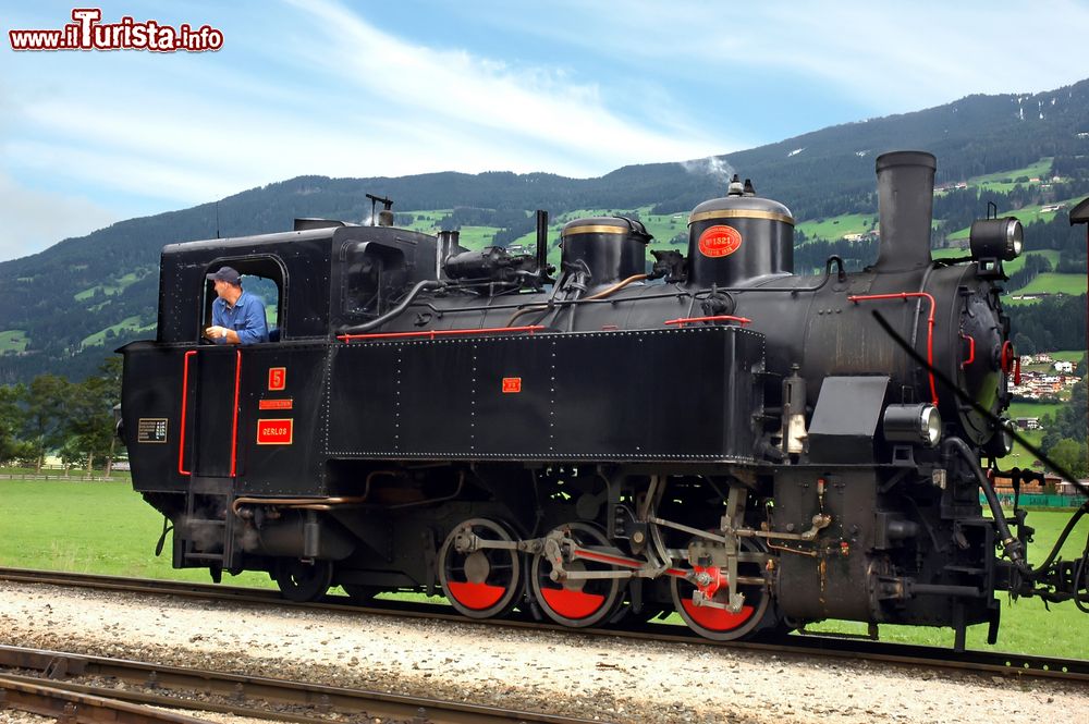 Immagine Una locomotiva alla stazione ferroviaria di Fugen, Austria. La maggior parte dei servizi viene effettuato con locomotive diesel per il traffico merci e da auomotrici per quello viaggiatori; ne sono tutt'ora utilizzate alcune a vapore per trenini d'epoca turistici.