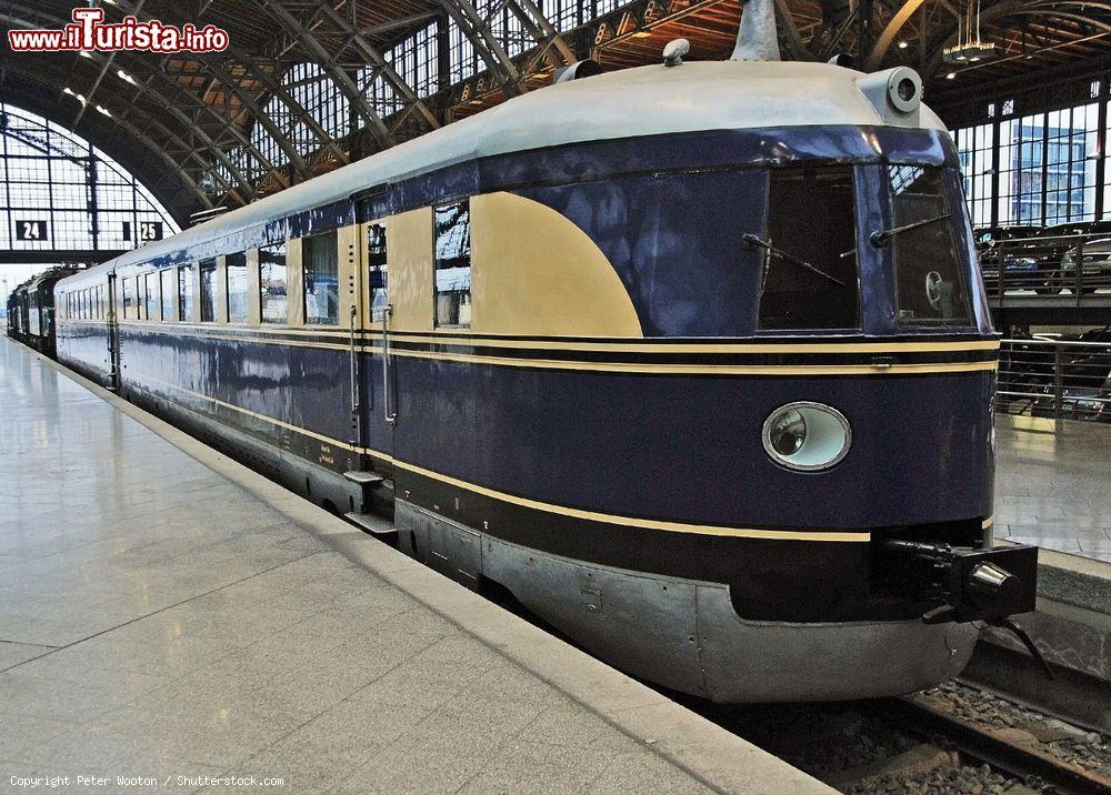 Immagine Una locomotiva SVT 137 225 "Bauart Hamburg" alla stazione ferroviaria di Lipsia (Germania).
Si presenta ancora oggi con i colori ufficiali della ferrovia del Reich - © Peter Wooton / Shutterstock.com